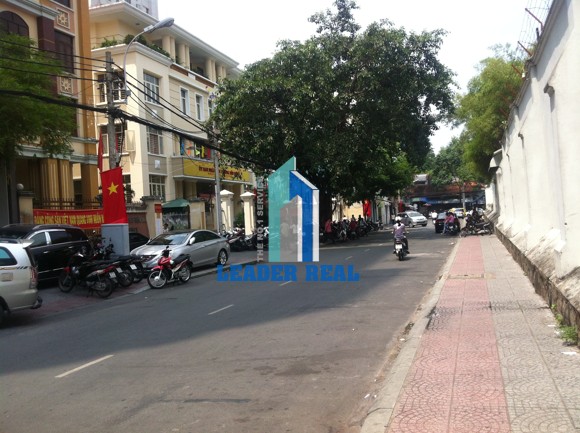 Cao ốc Miss áo Dài Building nằm trên con đường Nguyễn Trung Ngạn luôn sạch sẻ thoáng mát