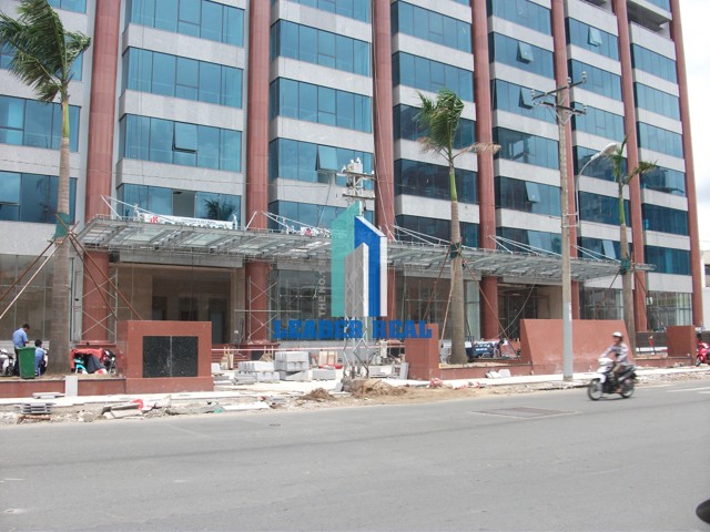 Mặt tiền tòa nhà Nam Á Building tọa lạc tại trục đường Cách Mạng Tháng Tám