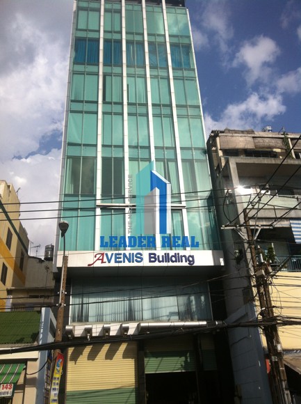 Tòa nhà Avenis Building nhìn tổng quan từ phía ngoài đường Điện Biên Phủ