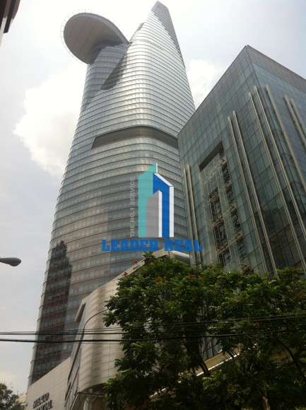 Cao ốc Bitexco Financial Tower nhìn tổng quan từ phía ngoài đường Hải Triều