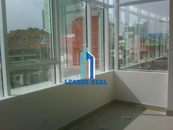 Hình ảnh văn phòng cho thuê nhìn từ trong ra ngoài của tòa nhà IDD Building