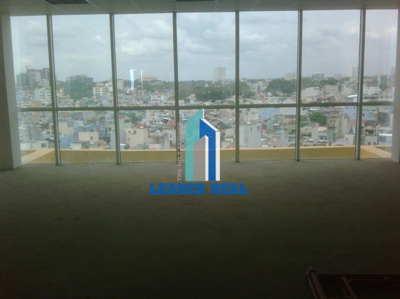 Hình ảnh view kính hướng ra đường Cách Mạng Tháng Tám tại văn phòng cho thuê của cao ốc Jabes 2 Buiding
