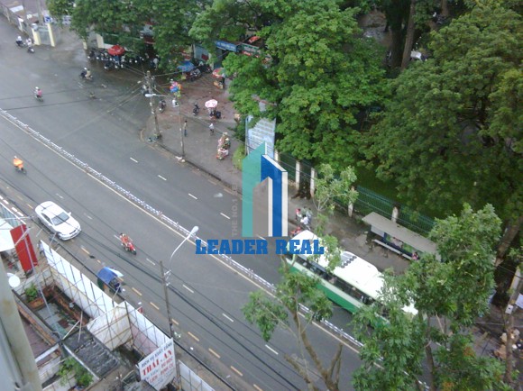 View mặt tiền đường Nguyễn Thị Minh Khai nhìn từ lấu 5 của tòa nhà Đỗ Trần Building.