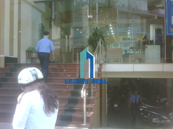 Lối chính vào sãnh lớn của tòa nhà Viet Nam Business Center