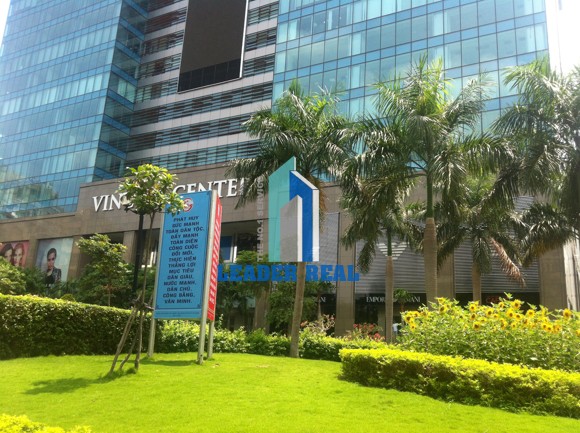 Khuôn viên rộng thoáng xanh mát bên ngoài tòa nhà Vincom
