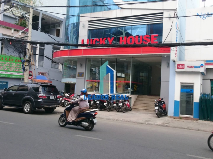 Lucky House Building quan Phu Nhuan. Mat tien phia truoc toa nha