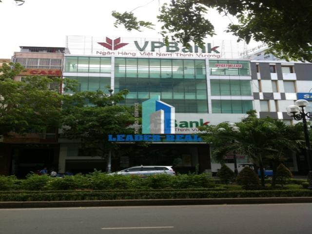 VP Bank Building quan Phu Nhuan. Tong quan toa nha nhin tu ben ngoai