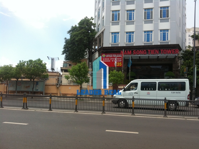 Nam Song Tien Building quan Phu Nhuan. View phia truoc toa nha
