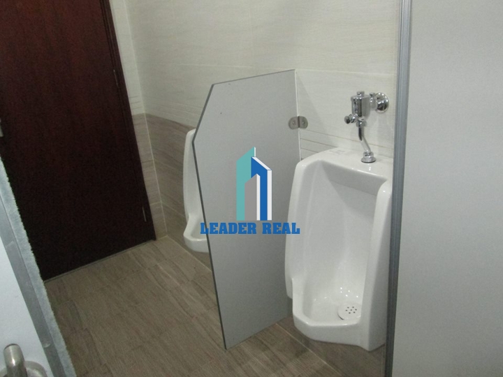 Toilet nam tại cao ốc văn phòng ABtel Tower